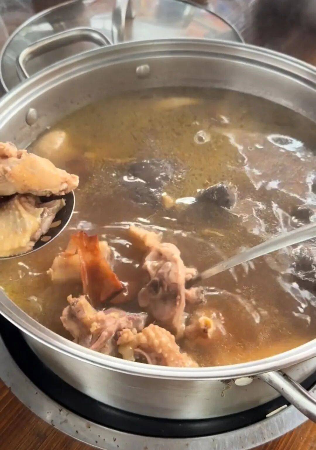 皇冠信用网足球代理_“我准备倒闭了！”广东爆火鸡煲店老板再发声：你们去隔壁吧皇冠信用网足球代理，我这是冰冻鸡，别来了；儿子：家里有养鸡场，最多还能撑一到两个月