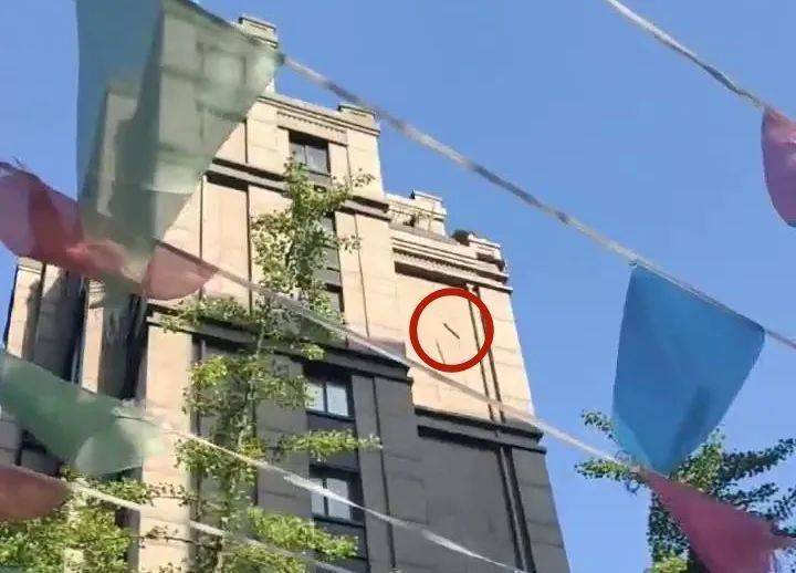 皇冠信用網开户
_上海一男子为图方便将木材从11楼扔下皇冠信用網开户
，被警方采取刑事强制措施
