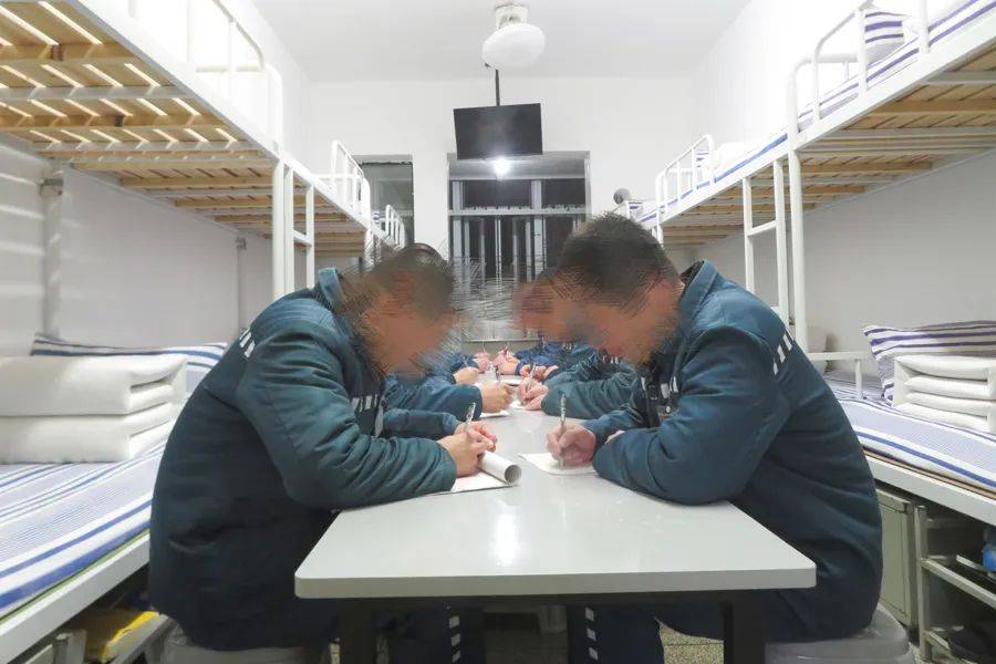 如何代理皇冠信用网
_男子在上海监狱服刑11年如何代理皇冠信用网
，出狱前才得知两位家人已病逝...极大生活困境，他深深担忧→