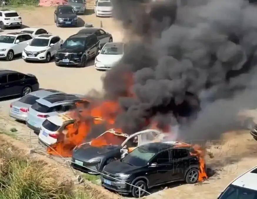 皇冠信用网去哪里弄_一电车起火致8车烧毁皇冠信用网去哪里弄，阿维塔发情况说明：排除动力电池、驱动电机、高压电控故障等导致起火