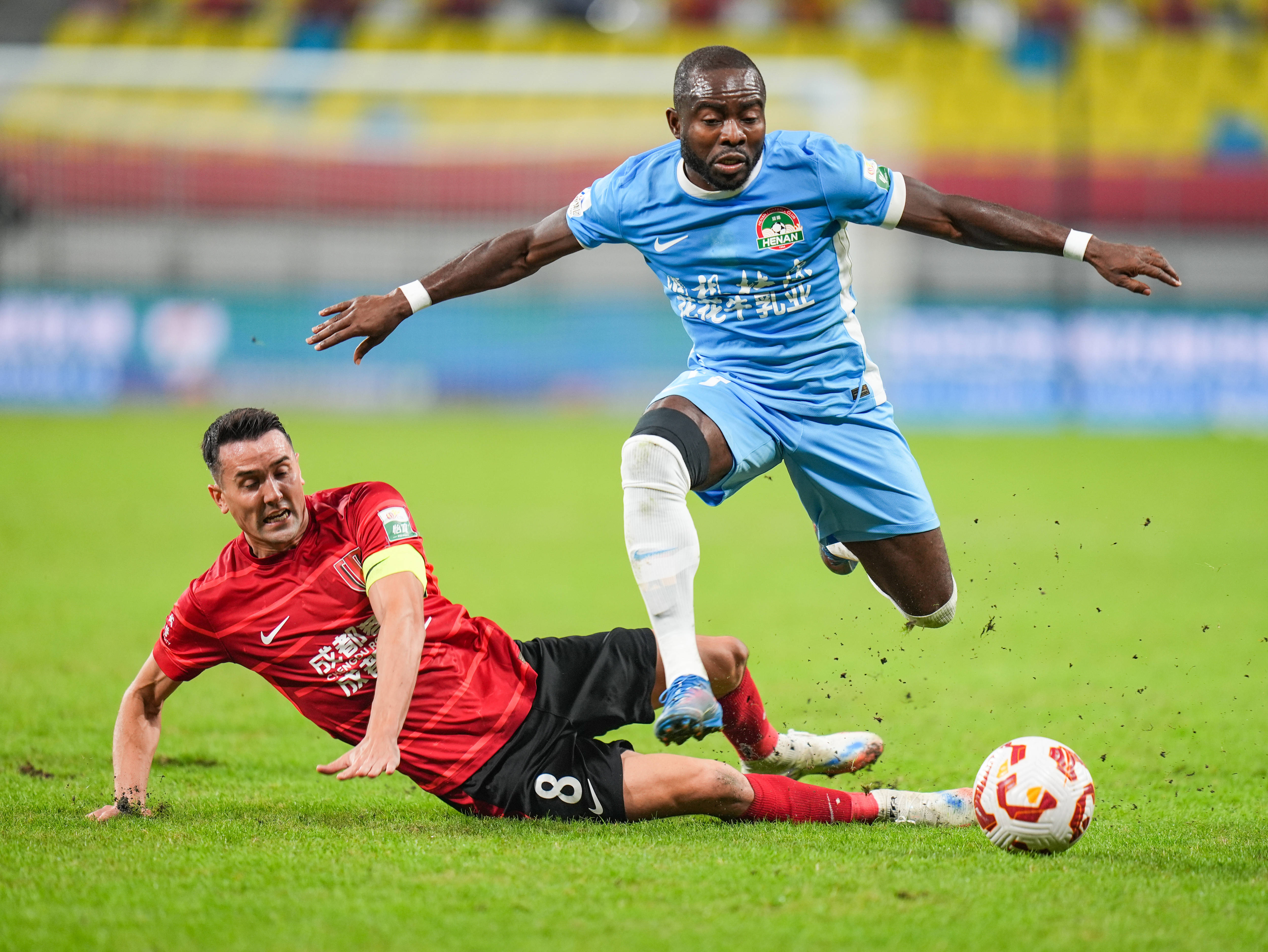 hga050怎么注册_重罚hga050怎么注册？曝河南队外援阿奇姆彭遭球迷种族歧视 辱骂+竖中指