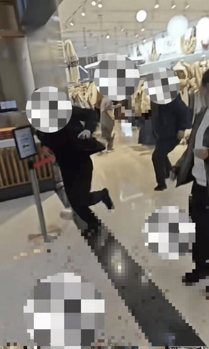 世界杯平台app
_许昌胖东来生活广场内突发伤人事件世界杯平台app
，嫌疑人已被当场抓获，工作人员：目前正常开业