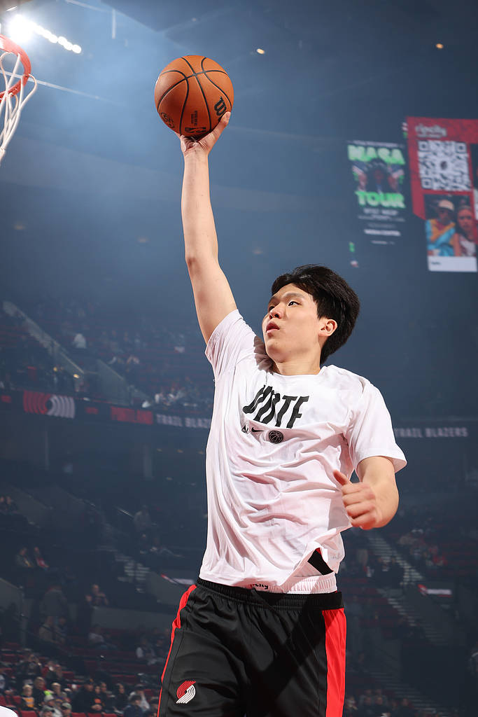 足球信用盘合作_杨瀚森未登场艾顿29+10 湖人BIG3全歇击败开拓者