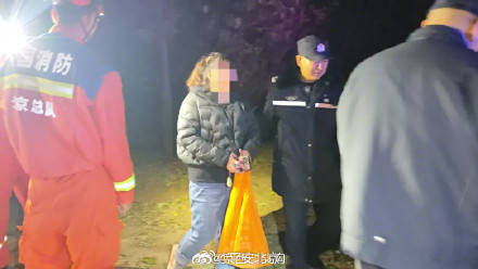 皇冠足球管理平台出租_北京门头沟区一对夫妻登山观赏红叶皇冠足球管理平台出租，妻子在下山途中迷路失联