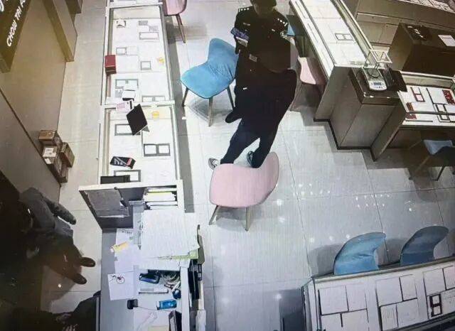 2022年世界杯盘口_股市套现170万元后2022年世界杯盘口，杭州男子豪购300克金条！老板当场报警……