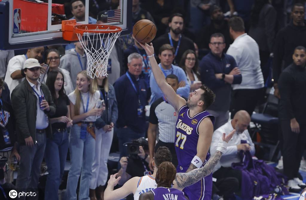 皇冠信用网正版会员_SGA三节30+9东契奇19+7+7 湖人半场被打花惨败雷霆