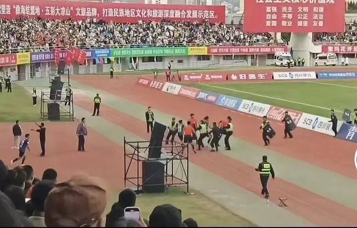 皇冠信用盘出租足球
_球员飞踹裁判皇冠信用盘出租足球
！公安机关介入