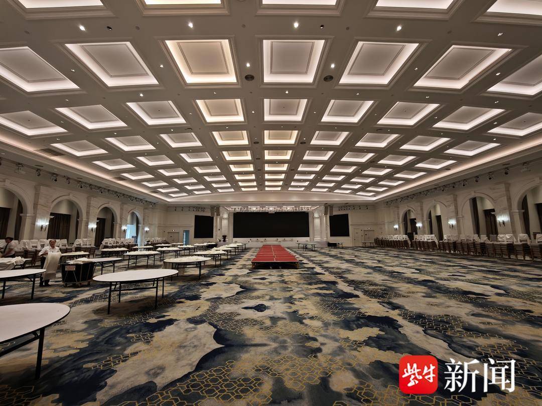 皇冠公司的代理怎么拿
_“窗帘藏酒”真相再调查 原是服务员找来空箱装喝过的酒瓶 酒店表示：员工配合调查的时间算出勤