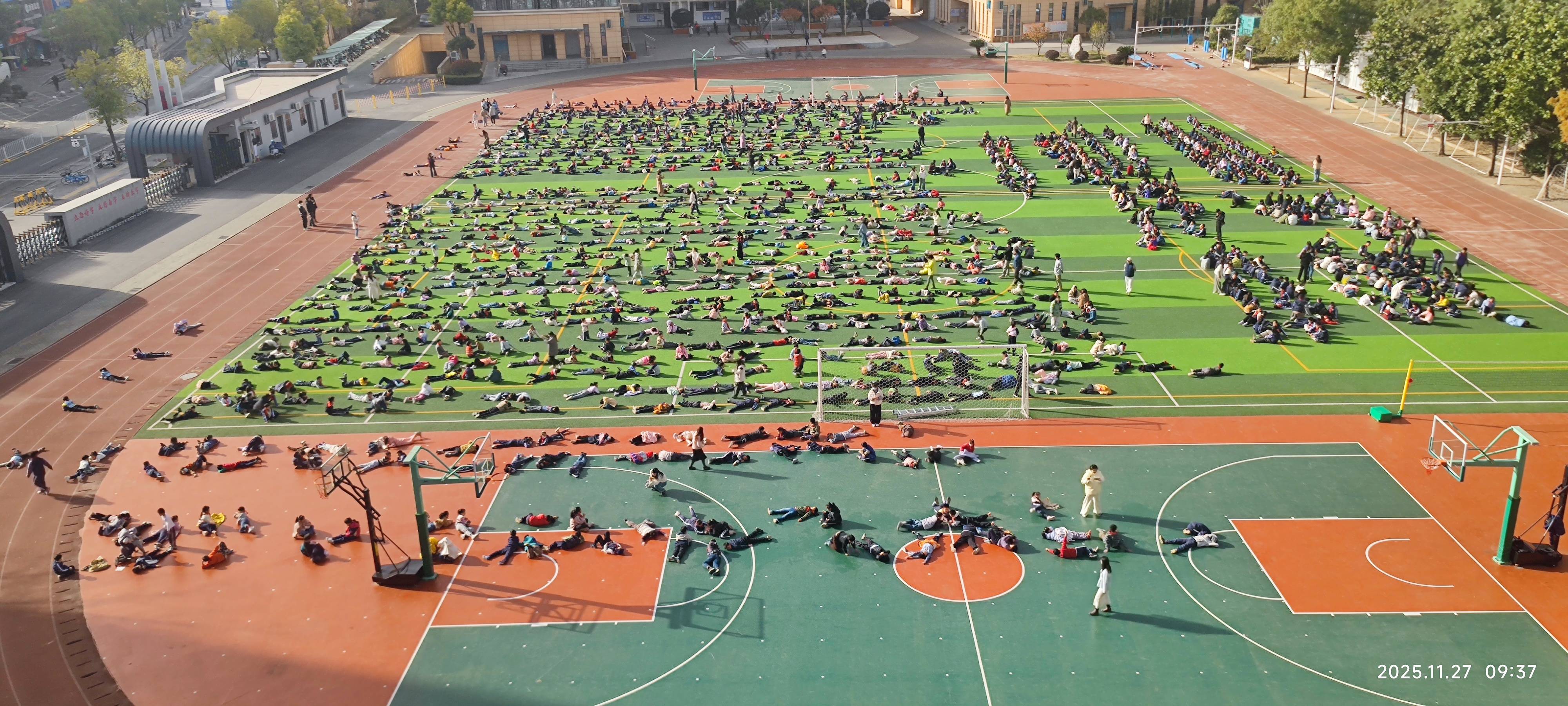 皇冠信用盘登2代理_武汉一学校大课间秒变大型“晒娃”现场皇冠信用盘登2代理，1700名学生乐得在操场上打滚，乐在其中