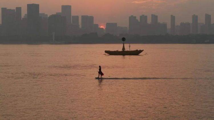 世界杯皇冠平台_武汉姑娘“水上漂”走红世界杯皇冠平台，网友：哪里来的女侠？