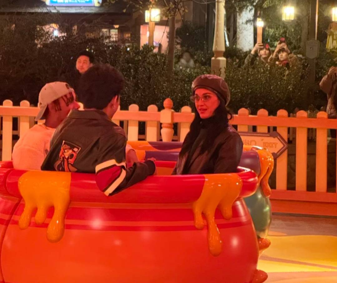 体育皇冠信用网_知名女歌手在上海迪士尼被偶遇体育皇冠信用网，见证求婚！“一时不知道谁更幸福”