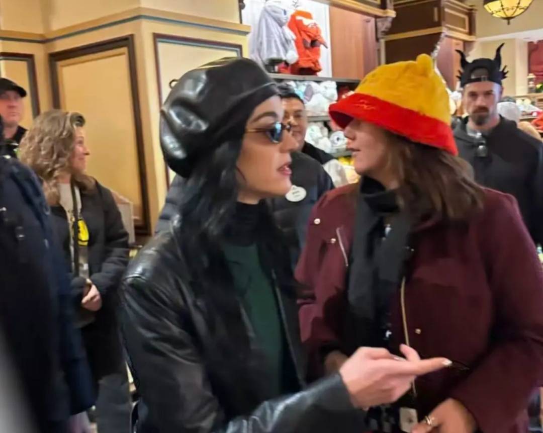 体育皇冠信用网_知名女歌手在上海迪士尼被偶遇体育皇冠信用网，见证求婚！“一时不知道谁更幸福”