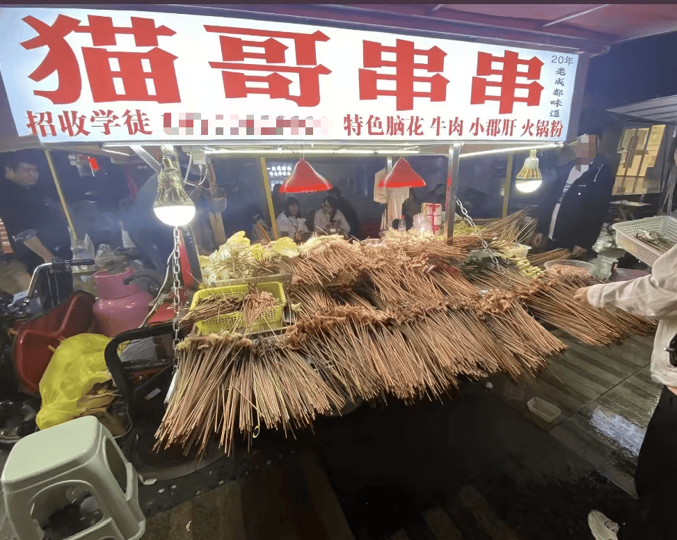 皇冠代理登1_成都一串串摊贩被曝重复使用锅底汤料皇冠代理登1，市监局：属实，将严肃处罚