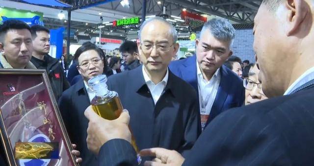 海地足球
_省委书记参观百年野山参海地足球
!吉林正举全省之力打造千亿级产业