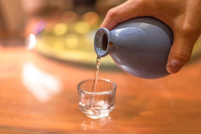 足球大小_男子参加婚宴连喝两场酒足球大小,在足浴店按摩时爬窗小便坠亡!家属起诉店方及同饮者索赔113万