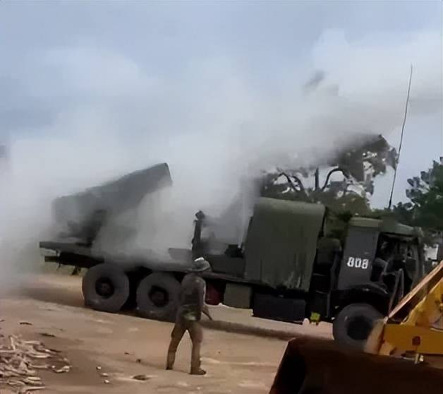 丹麦超级联赛_柬埔寨出动PHL-03型300毫米远火丹麦超级联赛，3发火箭弹准确命中泰军据点？