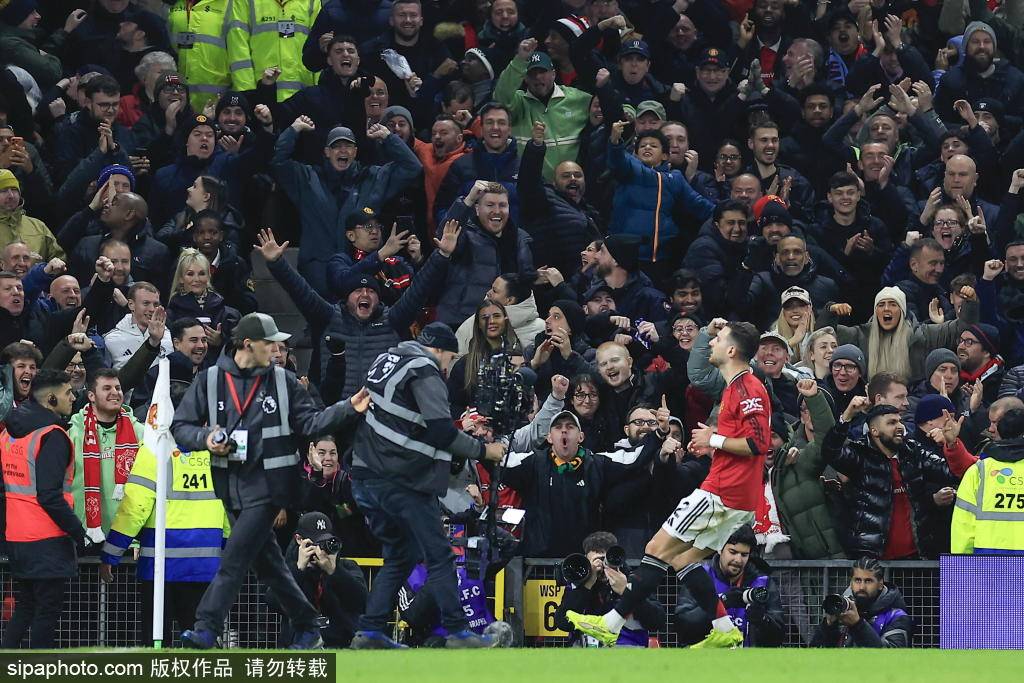 直布罗陀vs法罗群岛比分_海文面无表情领取全场最佳奖杯直布罗陀vs法罗群岛比分，B费晒照打趣：笑一个嘛