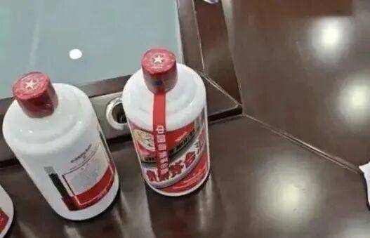 五大联赛转会汇总_男子自带3瓶茅台全被服务员掉包五大联赛转会汇总，开席时发现日期、批次均不符