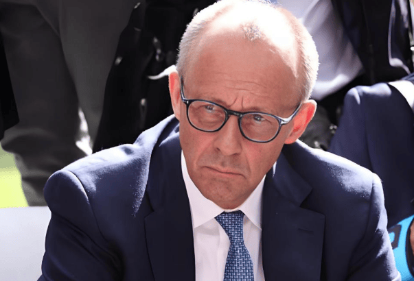 皇冠信用网哪里申请_在中国待了两天一夜皇冠信用网哪里申请，德国总理默茨变了，完全没了之前高高在上的样子