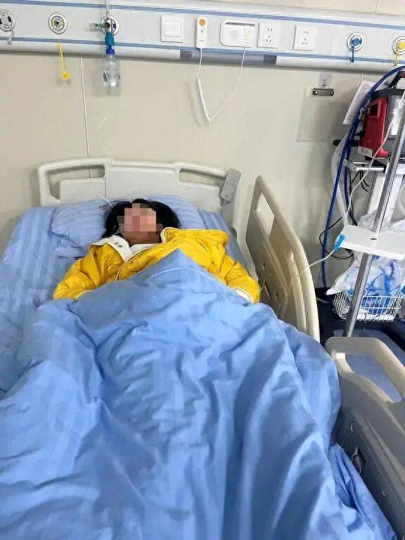 信用平台出租_女儿因不写作业挨打大哭信用平台出租，随后嘴唇发紫倒地！家长：很后悔打她