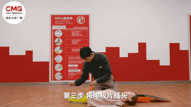 皇冠信用盘网址_山东一市民突发心梗皇冠信用盘网址，其家属砸窗取出陌生人车内AED用于急救；车主回应：砸就砸吧，人命比玻璃重要