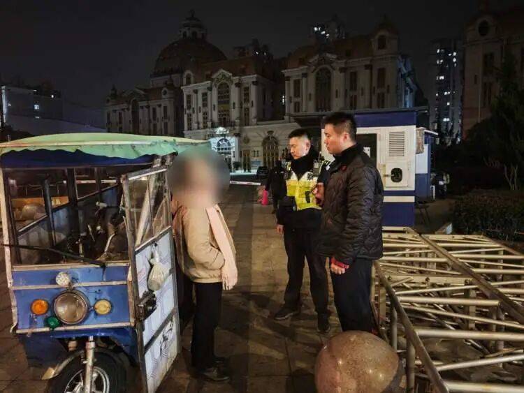 皇冠信用网注册
_上海一女子路遇警察盘查皇冠信用网注册
,突然调转车头加速逃离!经查:其四肢健全,未持有残疾证,已被拘留