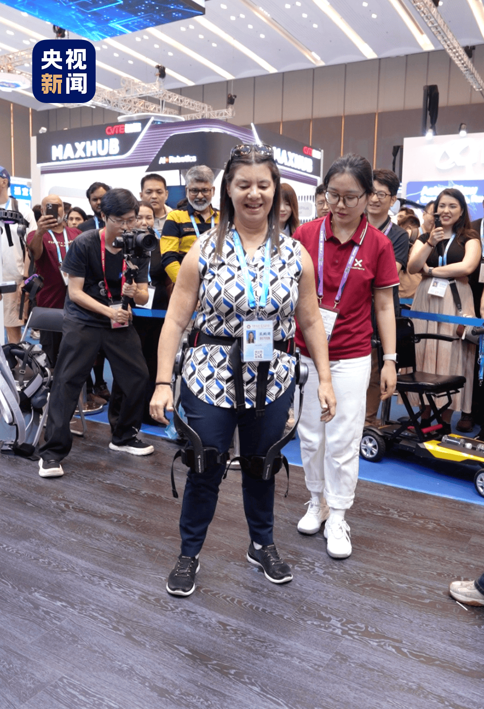 皇冠登一登二登三区别_广交会暖心一幕！中国机器人皇冠登一登二登三区别，帮外国友人重新站立行走