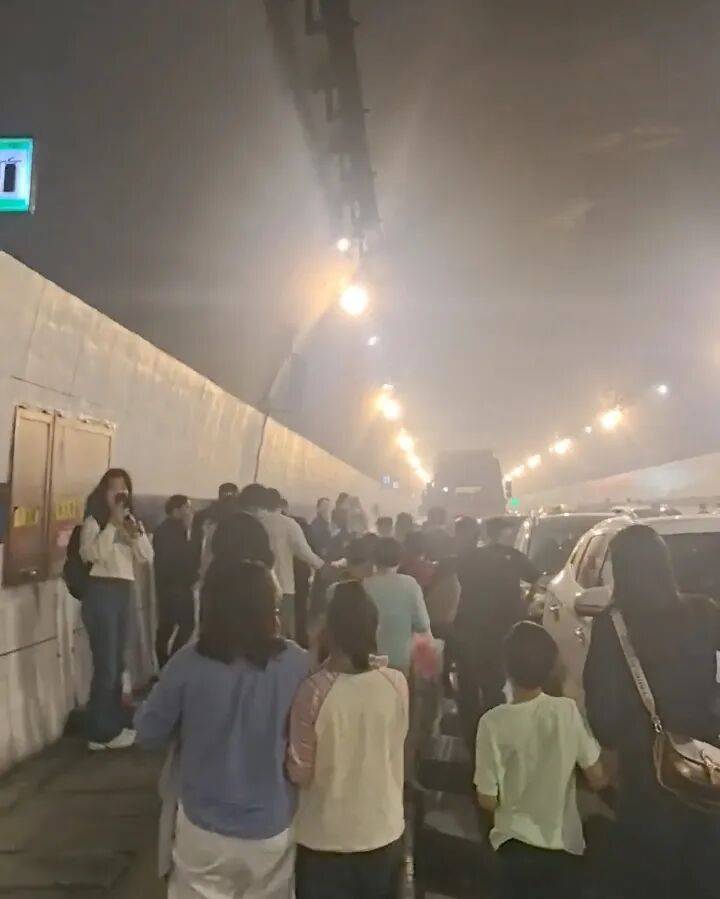 皇冠信用网代理如何申请_事发浙江一高速隧道！车辆起火烟雾弥漫皇冠信用网代理如何申请，目击者：多辆车被堵隧道内，众人跑出隧道；官方：已扑灭，无人员伤亡，通行恢复