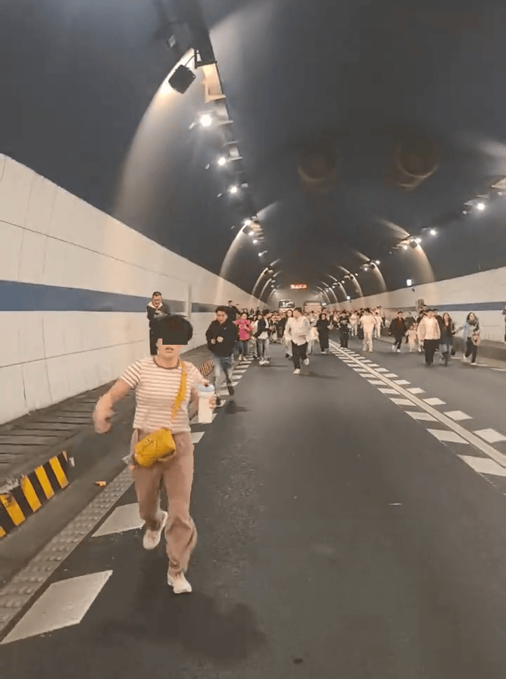 皇冠信用网代理如何申请_事发浙江一高速隧道！车辆起火烟雾弥漫皇冠信用网代理如何申请，目击者：多辆车被堵隧道内，众人跑出隧道；官方：已扑灭，无人员伤亡，通行恢复