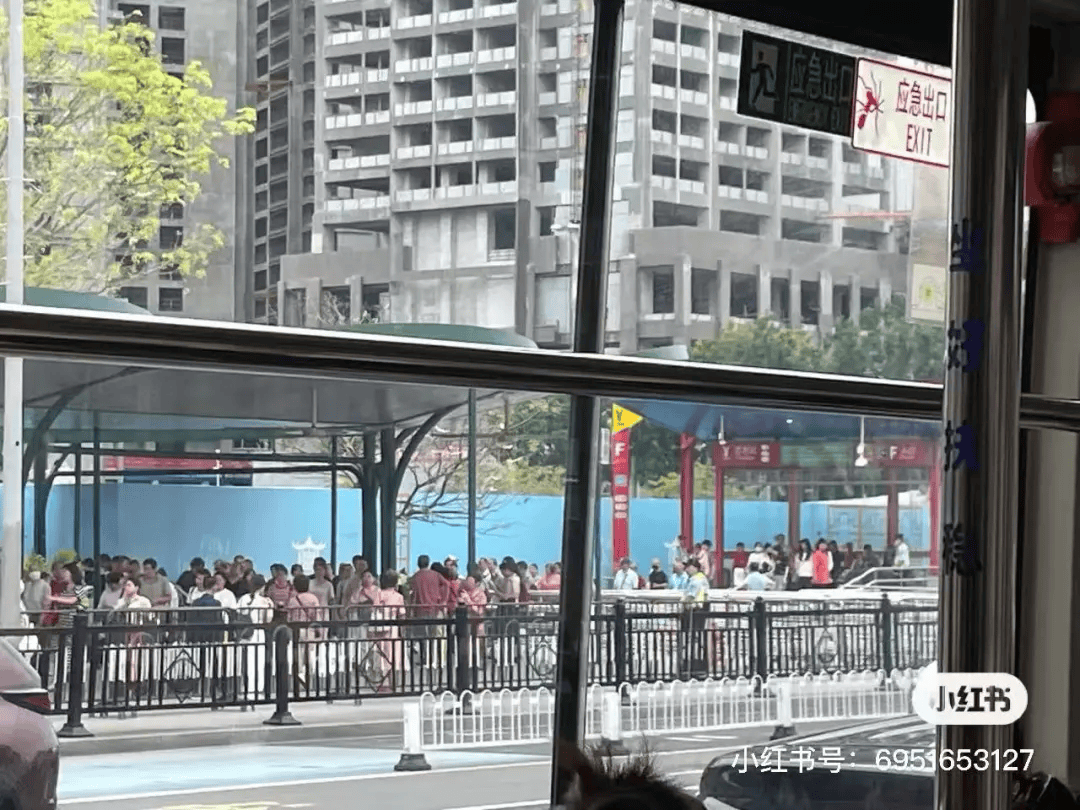 皇冠体育_“感觉这两天全世界都来了”！广州白鹅潭万象城通知：出于公众安全考量皇冠体育，取消10月1日至10月3日灯光秀活动，致以最诚挚歉意