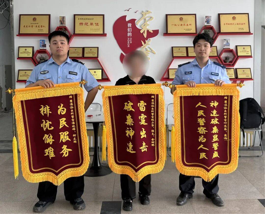 冠军_“我妻子接了通陌生电话冠军，还被识别了人脸，账户里有44万！”浙江男子拉着妻子冲进派出所，民警立刻联系银行冻结账户，转出的钱全额追回