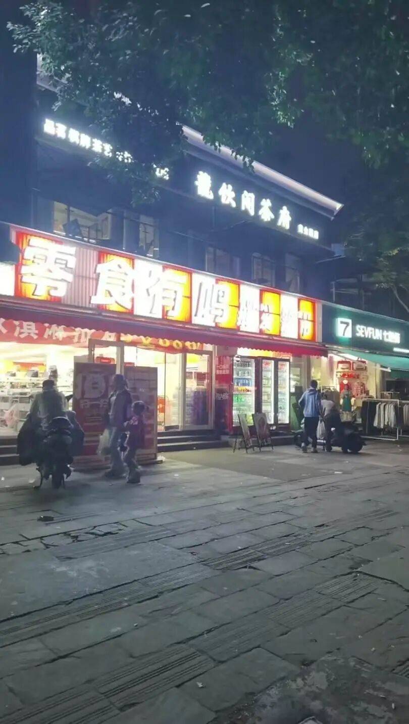 瑞典超级联赛_四川成都一网友称在“零食有鸣”门店买到过期面包；门店：未查到出售对应批次商品；总部：可补偿20元优惠券